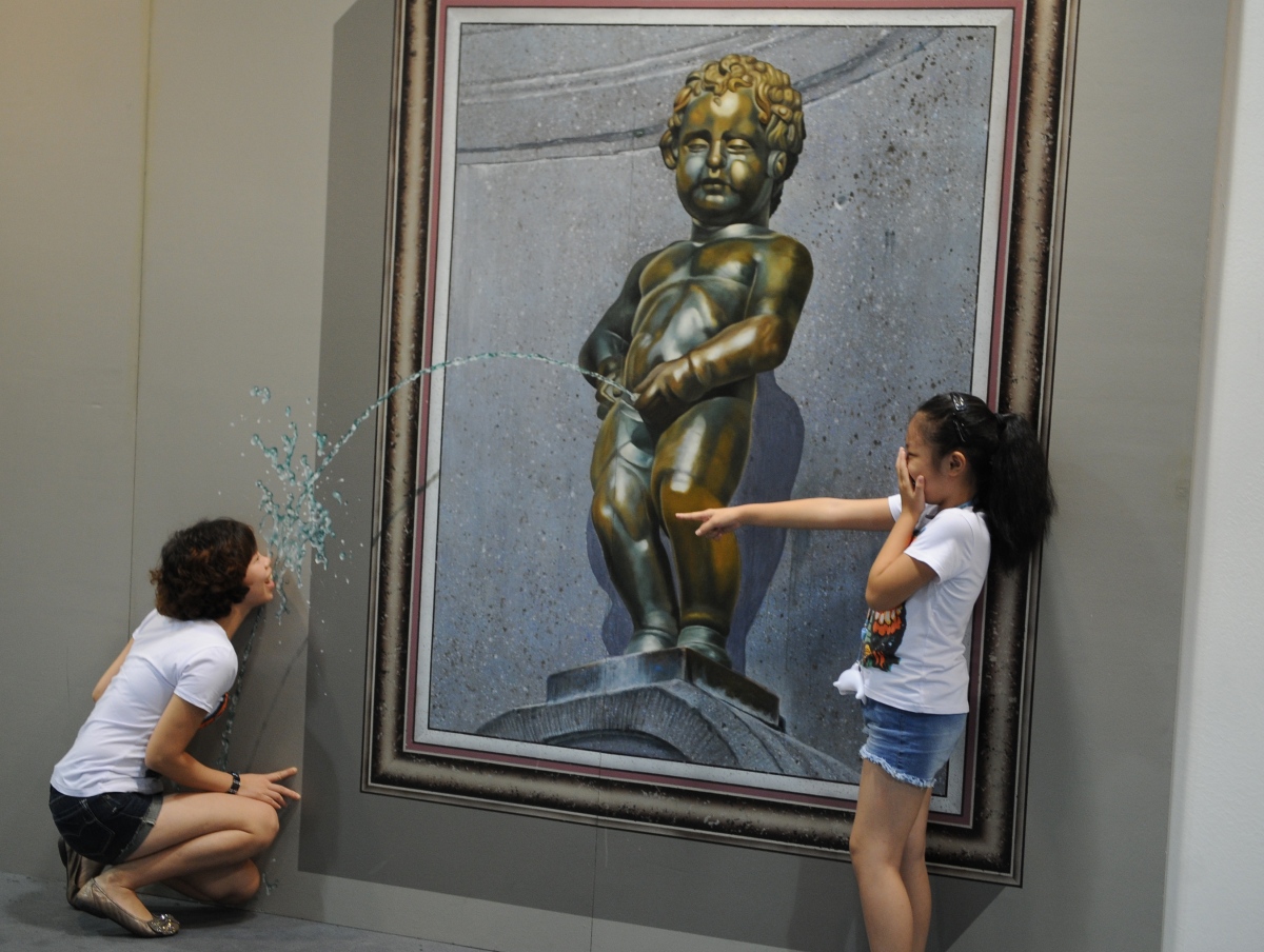 Скульптура девочки мальчика детей в музее